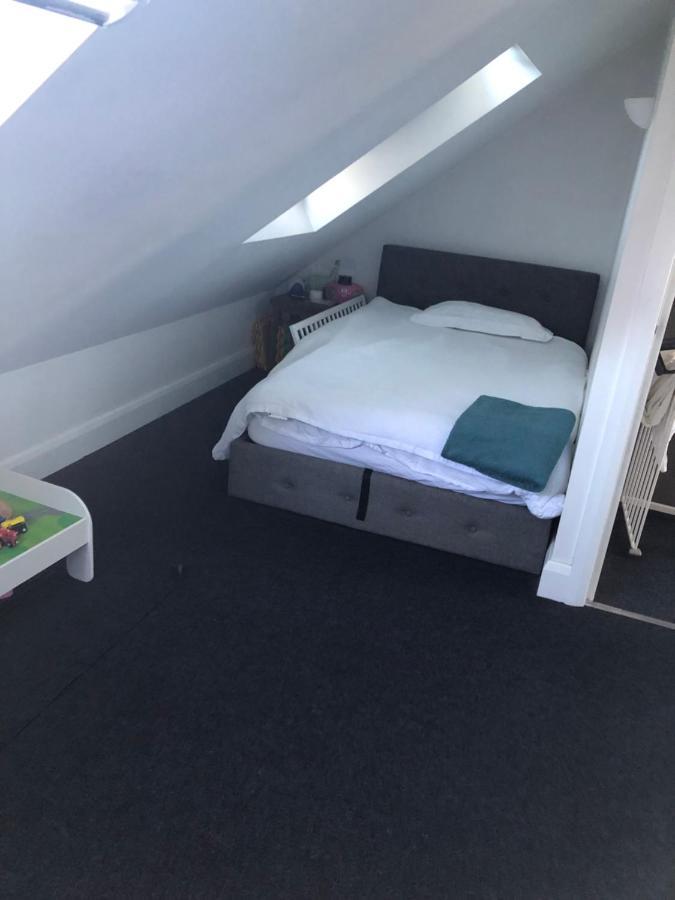 2 X Double Rooms In Cheam Exterior photo